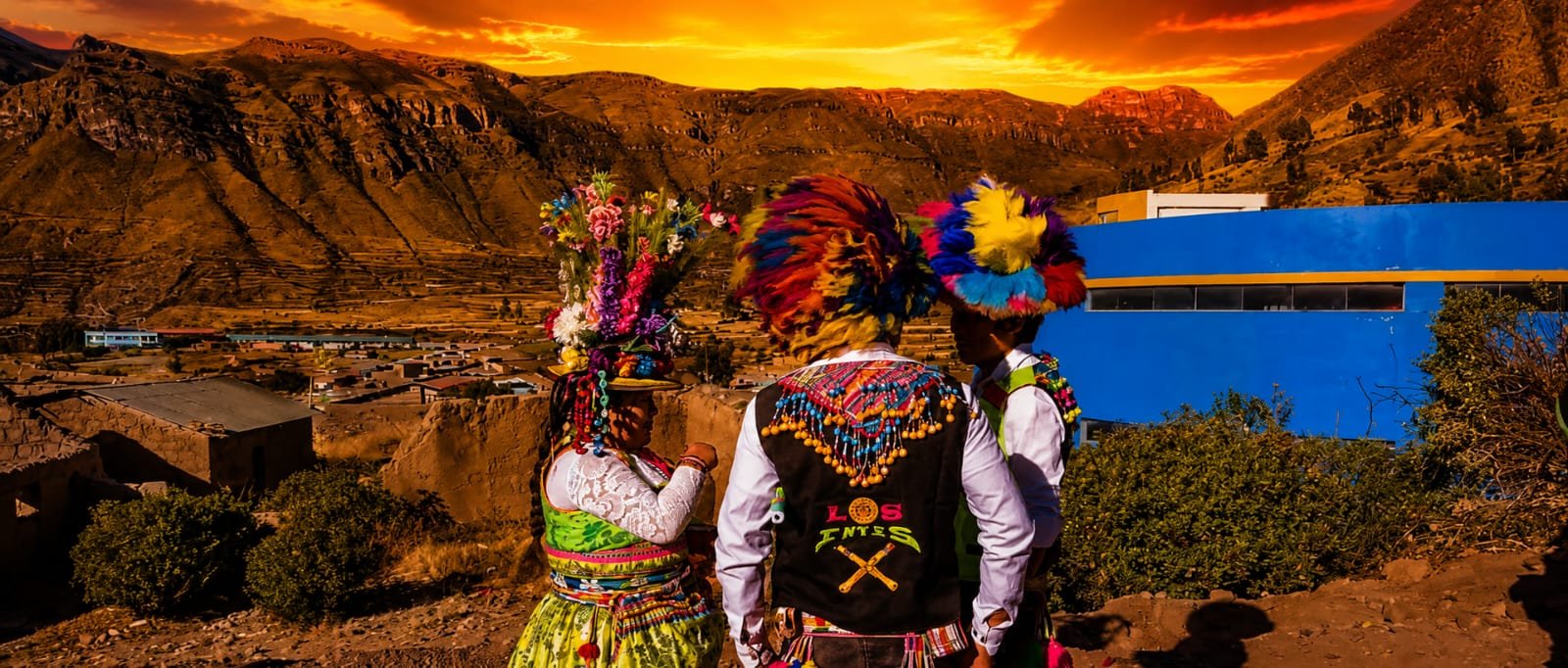 Mujeres danzantes con pollera y tocado tradicional